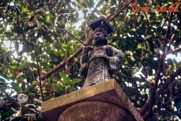 Theo sử cũ, khu vực xây tượng đài xưa kia có một đền thờ vua Lê Thái Tổ. Theo thời gian, ngôi đền không còn. Đến năm 1894, Kinh lược sứ Hoàng Cao Khải cho dựng tượng đài trên nền đền cũ để tưởng nhớ vua Lê vì hồ Gươm gắn với truyền thuyết vua trả gươm cho thần Kim Quy.