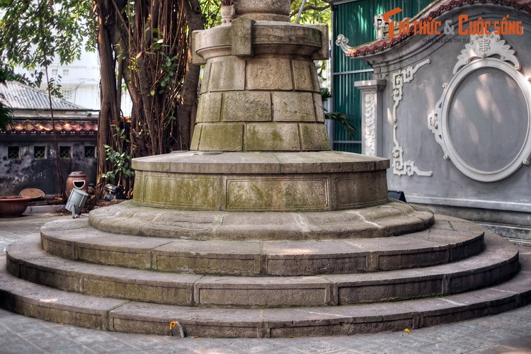 Tượng đài dược làm bằng đá, có dạng trụ tròn, phía dưới có ba cấp bệ được lượn tròn theo thân trụ với đường kính nhỏ dần từ dưới lên. Vể tồng thể, công trình mang ảnh hưởng của tạo hình tượng đài kiểu châu Âu. Phía sau tượng đài có bình phong theo lối truyền thống.