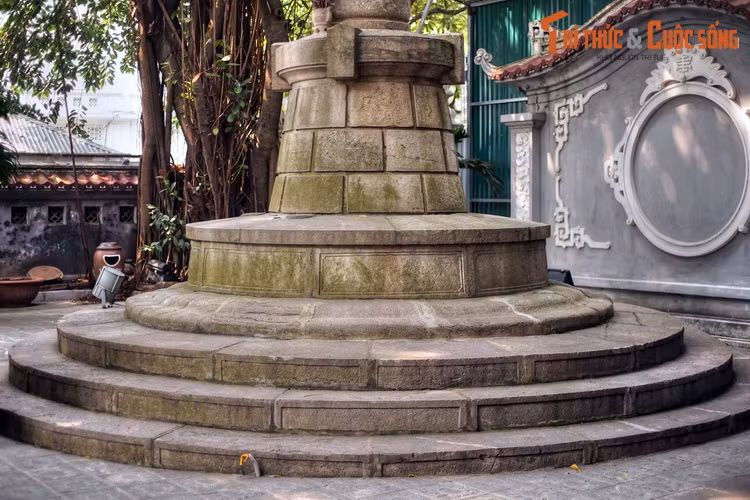 Tượng đài dược làm bằng đá, có dạng trụ tròn, phía dưới có ba cấp bệ được lượn tròn theo thân trụ với đường kính nhỏ dần từ dưới lên. Vể tồng thể, công trình mang ảnh hưởng của tạo hình tượng đài kiểu châu Âu. Phía sau tượng đài có bình phong theo lối truyền thống.