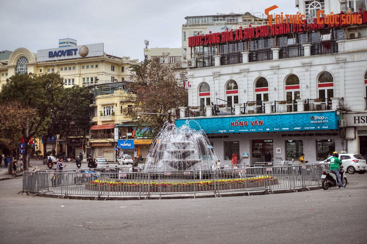 3. Giữa Quảng trường Đông Kinh Nghĩa Thục, cách hồ Gươm ít bước chân, có một đài phun nước đã gắn với ký ức của người Hà Nội nhiều thế hệ. Được gọi là đài phun nước Long Vân, công trình có ba tầng hình tròn bằng đá, có từ khi người Pháp quy hoạch quảng trường bờ hồ năm 1954.