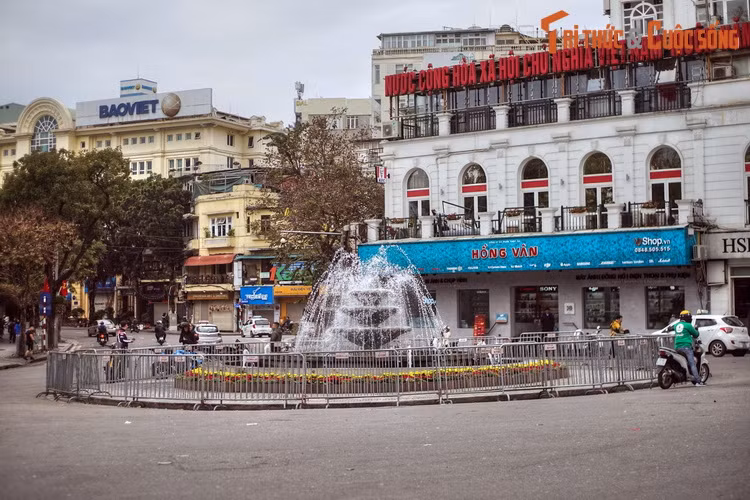 3. Giữa Quảng trường Đông Kinh Nghĩa Thục, cách hồ Gươm ít bước chân, có một đài phun nước đã gắn với ký ức của người Hà Nội nhiều thế hệ. Được gọi là đài phun nước Long Vân, công trình có ba tầng hình tròn bằng đá, có từ khi người Pháp quy hoạch quảng trường bờ hồ năm 1954.