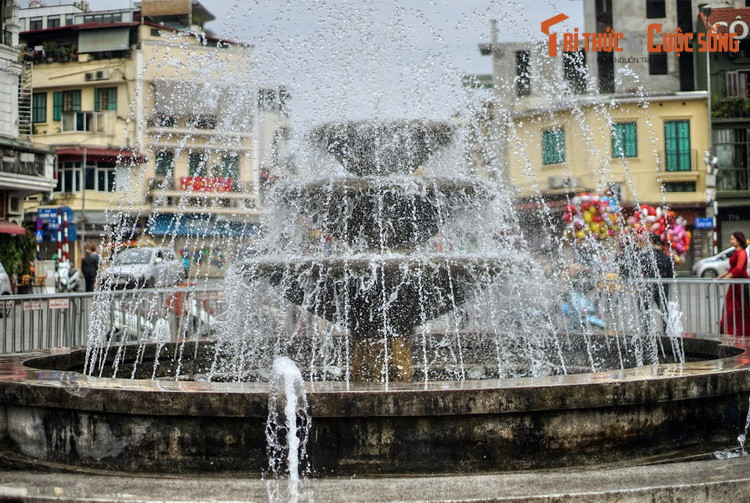 Tới cuối những năm 1980, đài phun nước được khôi phục chức năng vốn có của mình. Đến thập niên 1990, chính quyền thành phố lại một lần nữa tiến hành tu sửa, dựng thêm rào chắn quanh đài phun nước.