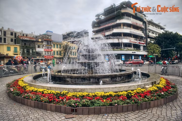 Vào những năm 1960-1970, đài phun nước này từng được lấp đất trồng cây, xây lại bệ bằng bê-tông và đặt lên đó một cột đồng hồ (ngày nay đang yên vị tại vòng xuyến đầu cầu Chương Dương).