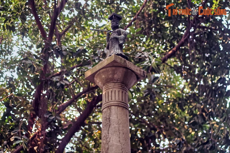 Trên đỉnh trụ là tượng vua Lê Thái Tổ được đúc bằng đồng. Tượng cao khoảng 1,2 mét, tạo hình trong tư thế đứng, tay phải cầm kiếm hơi chúc xuống, tay trái chống vào hông. Đầu vua đội mũ bình thiên, bốn góc có treo kim tòng, mình mặc áo long bào, đeo đai lưng.