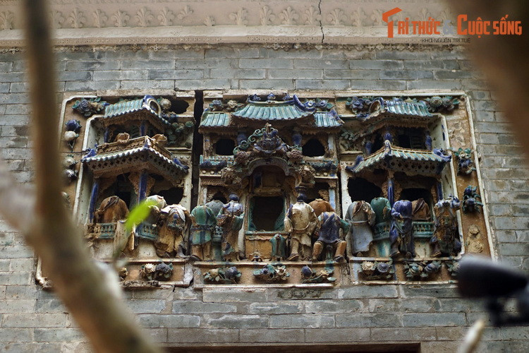 Mặt trước hội quán cũng có những mảng phù điêu lộng lẫy. Tiếc rằng, theo thời gian, những phù điêu này đã bị hư hỏng khả nặng, phần lớn đã mất hết đầu người.