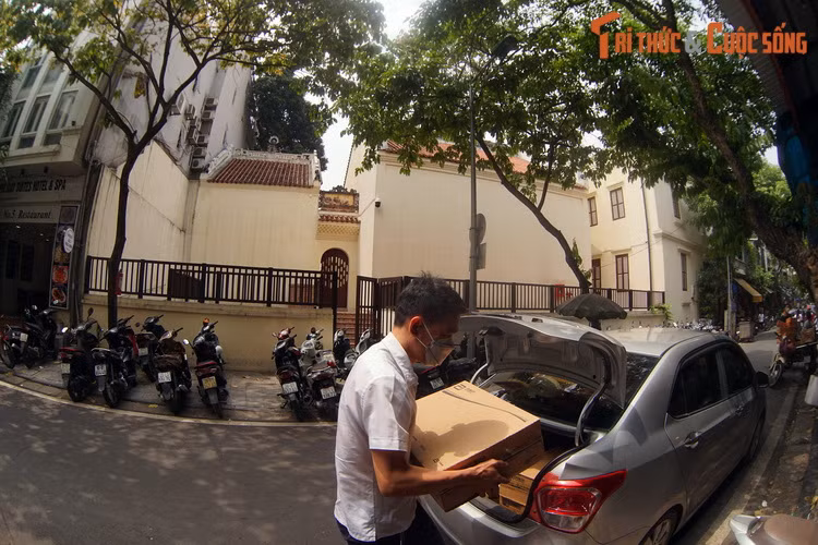 Mặt sau hội quán thông ra phố Nguyễn Siêu, đã được cải tạo thành một không gian mở phục vụ các hoạt động cộng đồng.