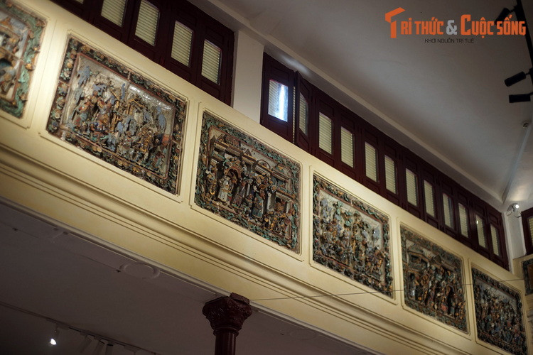 Nổi bật là dãy phù điêu gốm trên tường tiền đường được thực hiện vào lần trùng tu năm 1920. Các tác phẩm này tái hiện các câu chuyện trong Tam Quốc Diễn nghĩa và Tây du ký, có nét tương đồng lớn với gốm Biên Hòa.