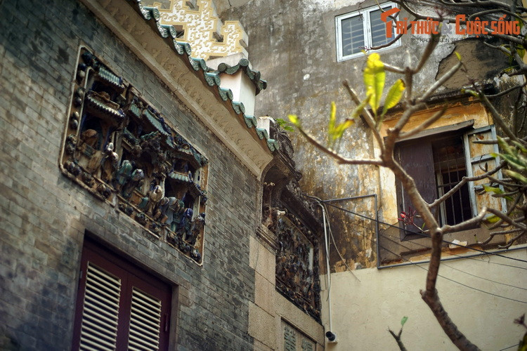 Tương tự như một số hội quán nổi tiếng của người Hoa Chợ Lớn, kiến trúc hội quán 22 Hàng Buồm gây ấn tượng mạnh nhờ các phù điêu khắc nổi, được tạo tác rất tỉ mỉ, cầu kỳ.