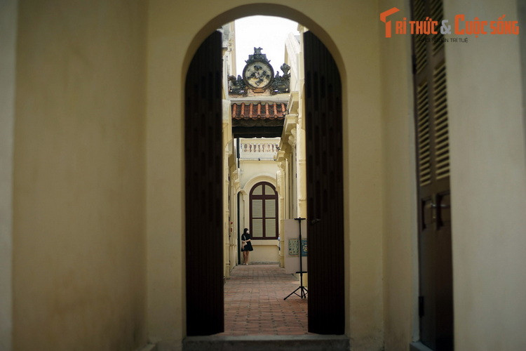 Khuôn viên hội quán Quảng Đông xưa có diện tích khoảng 1.800 m2, ngày nay vẫn được bảo toàn tương đối nguyên vẹn. Dù đã bị sửa đổi trong quá khứ, không gian và kiến trúc hội quán vẫn giữ được nhiều nét cổ kính, là sự kết hợp giữa các nền văn hóa Pháp - Việt - Hoa.