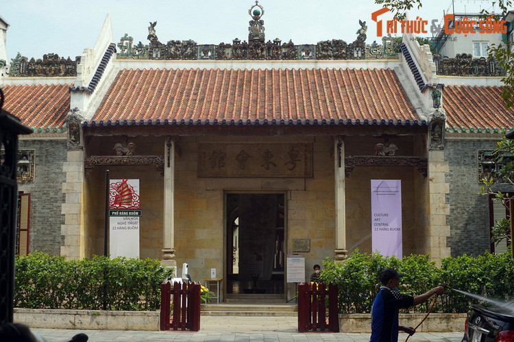 Phong cách kiến trúc Quảng Đông tiêu biểu của hội quán thể hiện ở kiểu mái có đầu hồi và đầu đao vuông bằng, sắc cạnh.