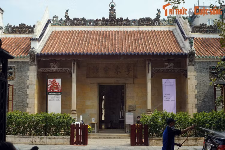 Phong cách kiến trúc Quảng Đông tiêu biểu của hội quán thể hiện ở kiểu mái có đầu hồi và đầu đao vuông bằng, sắc cạnh.