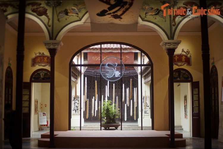 Về tổng quan, hội quán có lối kiến trúc điển hình của các hội quán Hoa kiều, với bốn dãy nhà bố cục hợp thành chữ “Khẩu” (口), ở giữa là giếng trời thoáng đãng. Các đơn nguyên kiến trúc từ trước ra sau gồm tiền đường, phương đình, trung đường và hậu cung.