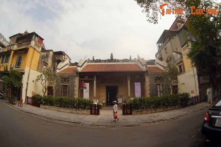 Nằm ở số 22 Hàng Buồm, là một trong hai hội quán cổ của người Hoa ở Hà Nội, hội quán Quảng Đông được hình thành bởi cộng đồng người gốc Quảng Đông (Trung Quốc) định cư tại phường Hà Khẩu, tổng Hữu Túc, huyện Thọ Xương khoảng 400 năm trước.