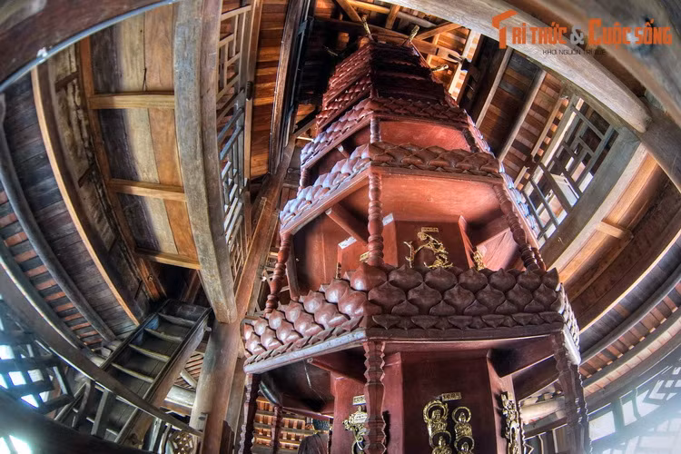 Trong Tích Thiện am, ở gian giữa đặt tòa Cửu phẩm liên hoa có từ thế kỷ 17, một hiện vật lịch sử đã được công nhận là Bảo vật quốc gia của Việt Nam vào năm 2020.