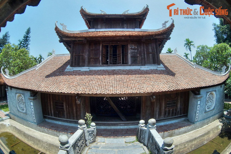 Tầng 1 gồm 5 gian, có các vì kèo kết cấu kiểu giá chiêng đơn giản. Tầng 2 thu lại còn 3 gian, với 4 hàng chân cột. Tầng ba thu lại còn 1 gian. Dựa vào kết cấu kiến trúc và hoa văn trang trí, có thể xác định công trình được dựng vào thế kỷ 18 và tu sửa vào thế kỷ 19.