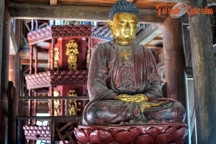 Hai bên tháp Cửu Phẩm Liên Hoa có hai bức tượng Phật lớn, tuổi đời nhiều thế kỷ, được tạo tác tinh xảo.