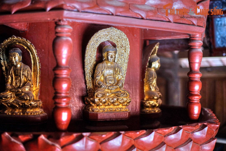 Mỗi tầng tháp là một đài sen, tượng trưng cho 9 cấp tu hành chính quả của Phật giáo. Các mặt của mỗi tầng tháp đều chạm tượng Phật hoặc những bức phù điêu liên quan đến tích nhà Phật.