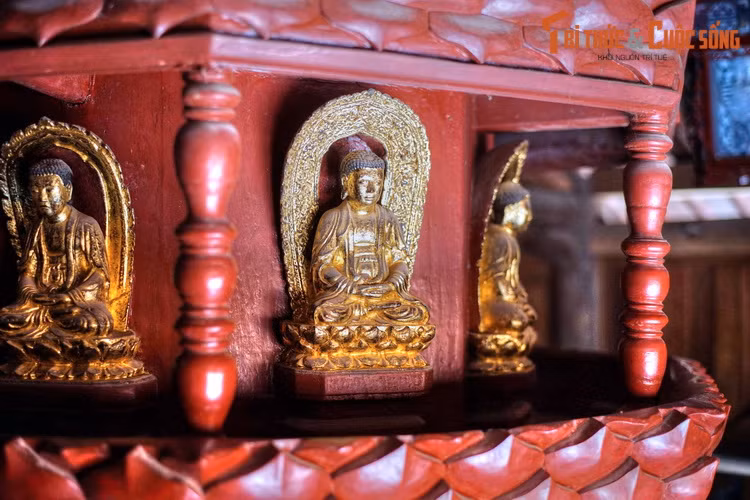 Mỗi tầng tháp là một đài sen, tượng trưng cho 9 cấp tu hành chính quả của Phật giáo. Các mặt của mỗi tầng tháp đều chạm tượng Phật hoặc những bức phù điêu liên quan đến tích nhà Phật.