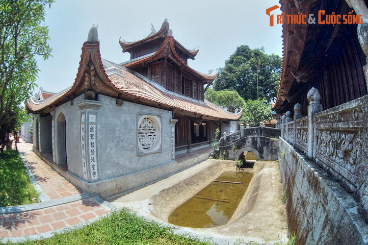 Trong quần thể kiến trúc của chùa Bút Tháp, Tích Thiện am được coi là công trình đặc sắc nhất. Đây là một toà lầu ba tầng được kết cấu theo kiểu chồng diêm, với hàng cột ở giữa cao, to, chạy suốt từ tầng 1 lên tầng 3.