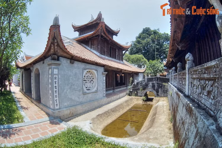 Trong quần thể kiến trúc của chùa Bút Tháp, Tích Thiện am được coi là công trình đặc sắc nhất. Đây là một toà lầu ba tầng được kết cấu theo kiểu chồng diêm, với hàng cột ở giữa cao, to, chạy suốt từ tầng 1 lên tầng 3.