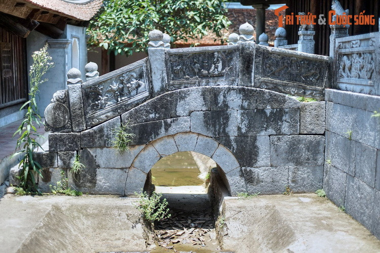 Phía trước Tích Thiện am có cây cầu đá bắc qua ao nước nhỏ, dẫn lên Thượng điện. Cây cầu này dài 4 mét, gồm 3 nhịp uốn cong, được coi là một tác phẩm điêu khắc đá tiêu biểu của chùa Bút Tháp.