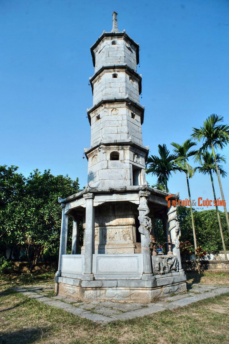 Chùa Bút Tháp vốn có tên là Ninh Phúc tự. Tương truyền vào năm 1876, khi vua Tự Đức qua chùa thấy có một cây tháp hình dáng khổng lồ liền gọi tên là Bút Tháp, và ngôi chùa mang tên Bút Tháp từ đó...