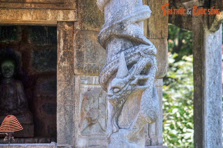 “Nhiều phù điêu, hình họa cách điệu tạo nên dấu ấn riêng duy chỉ có ở Bút Tháp. Nghệ thuật điêu khắc đá trên tháp Báo Nghiêm đã đạt đến trình độ rất tinh xảo. Đặc biệt là các hình rồng chạm nổi có thần khí vi diệu”, nhà điêu khắc Lê Đình Quỳ nhận xét.