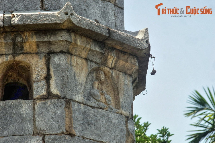 Các góc mái của mỗi tầng tháp có treo những quả chuông, chiếc khánh nhỏ. Trong lòng tháp có một khoang tròn.