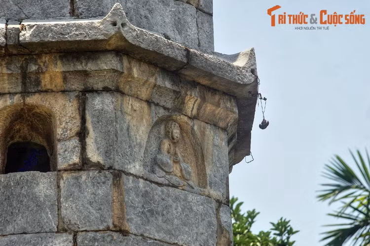 Các góc mái của mỗi tầng tháp có treo những quả chuông, chiếc khánh nhỏ. Trong lòng tháp có một khoang tròn.