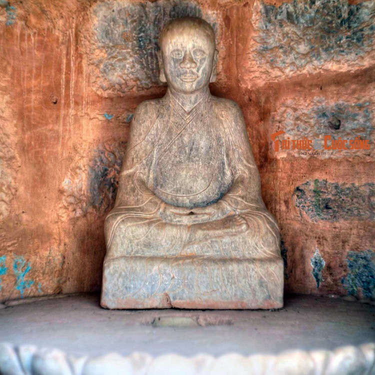 Lòng tháp đặt tượng Hòa thượng Chuyết Chuyết, vị sư trụ trì danh tiếng của chùa Bút Tháp thế kỷ 17.