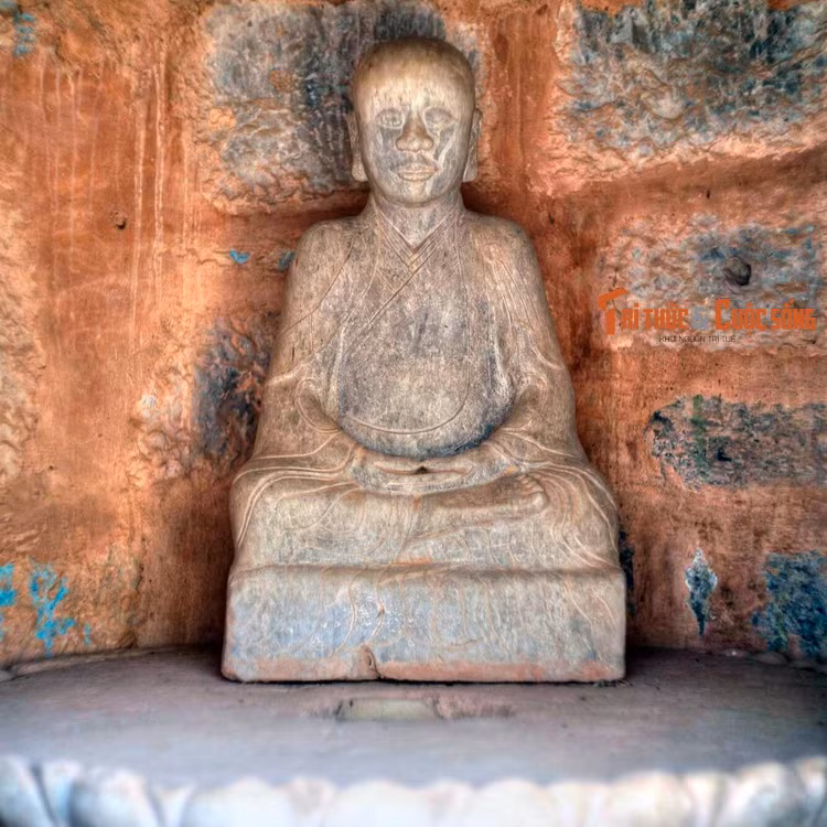 Lòng tháp đặt tượng Hòa thượng Chuyết Chuyết, vị sư trụ trì danh tiếng của chùa Bút Tháp thế kỷ 17.