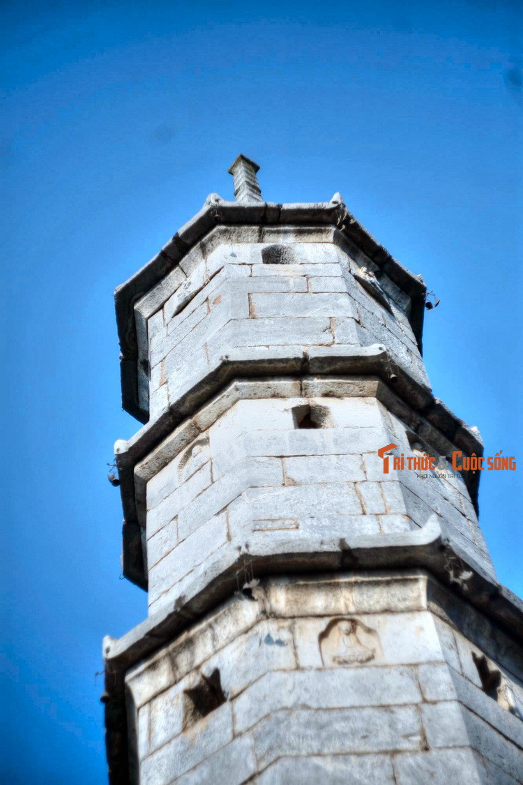 Tầng dưới cùng của tháp rộng hơn các tầng trên với mái hiên nhô ra. 4 tầng bên trên được xây gần như giống nhau.