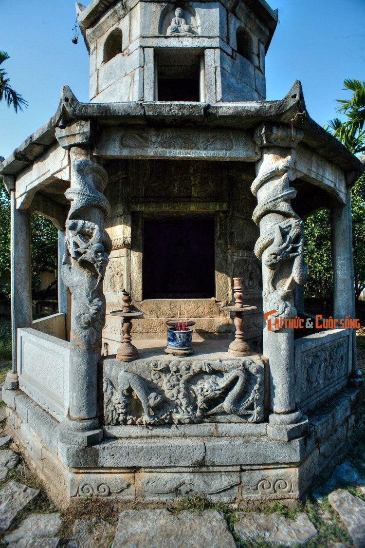 Giá trị mỹ thuật của tháp Báo Nghiêm tập trung ở tầng đầu tiên với hai cột chạm rồng và 13 phù điêu chạm hình thú vật trên bề mặt.