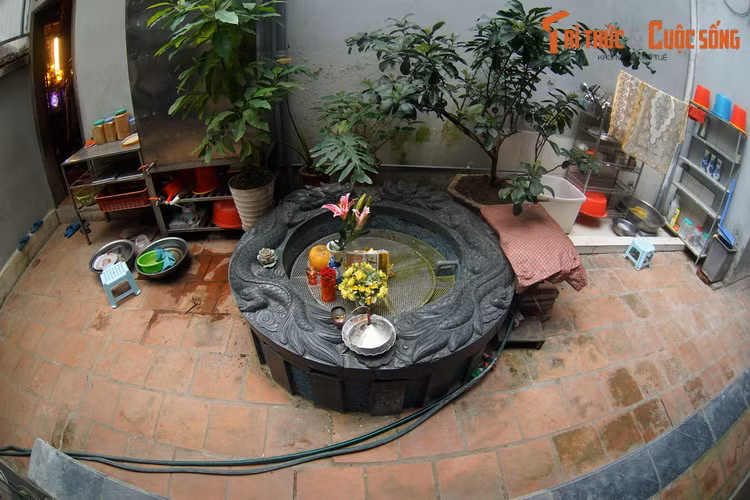 Ngược dòng thời gian, vào ngày 19/12/1946, khi cuộc chiến nổ ra ở Hà Nội, trung đội tự vệ chiến đấu khu Đông thành đã đóng ở ngôi đình này để chống quân Pháp từ Cửa Đông thành Hà Nội thường xuyên đánh ra. Quân dân Hà Nội cũng sử dụng đình làm một trạm cứu thương của Liên khu I.