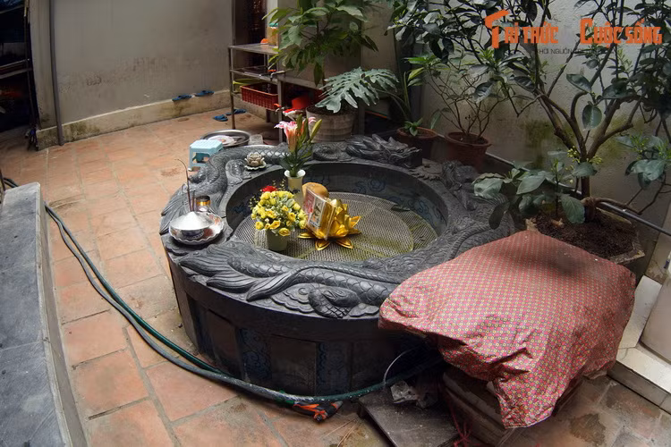 Trong tuần đầu tiên của cuộc kháng chiến, một số cán bộ, trong đó có cụ Nguyễn Văn Tố, Chủ tịch Quốc hội đầu tiên của nước Việt Nam Dân chủ Cộng hòa, bị kẹt lại trong vòng vây của địch. Cụ Tố đã được các chiến sĩ bảo vệ khu Đông Thành giải cứu và đưa vào trú tại đình Đông Thành.