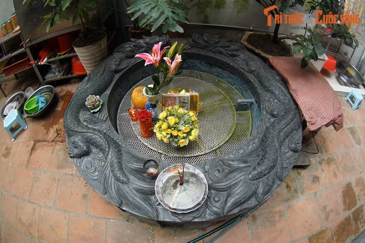 Với người dân phố cổ Hà Nội, chiếc giếng đặc biệt này đã trở thành một địa điểm tâm linh thiêng liêng, thu hút nhiều người đến chiêm bái và ôn lại lịch sử vào những dịp lễ, Tết.