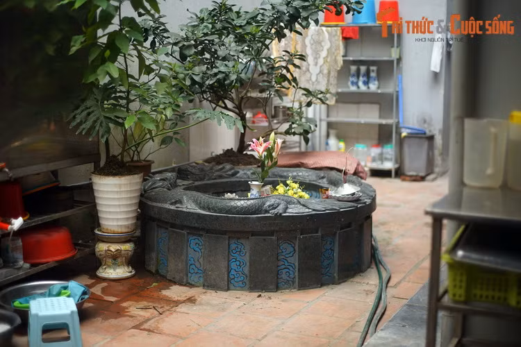 Không chỉ gắn bó với lịch sử phố cổ, đình còn là một địa danh ghi dấu cuộc Kháng chiến toàn quốc mùa đông năm 1946. Chiếc giếng nằm bên hậu cung của đình chính là di vật gắn với những ngày hào hùng ấy.