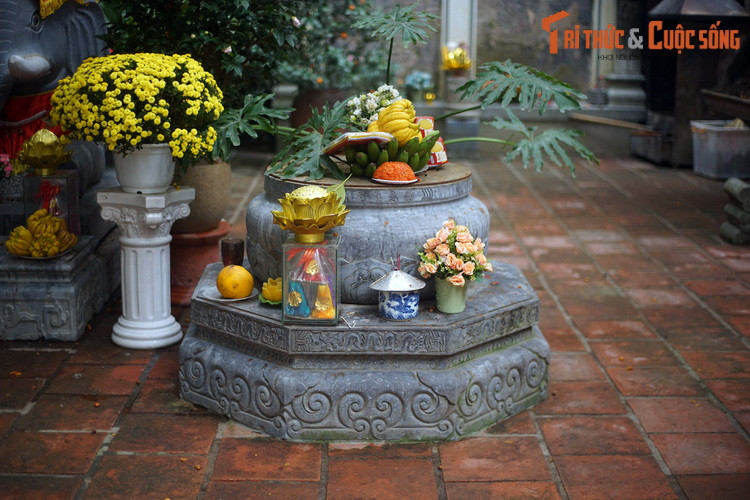 Ngoài chiếc giếng gần hậu cung, đình Đông Thành còn một giếng nước khác có tuổi đời hàng thế kỷ nằm ở sân trước. Đây là một trong những giếng cổ hiếm hoi còn được bảo tồn ở khu phố cổ Hà Nội cho đến nay.