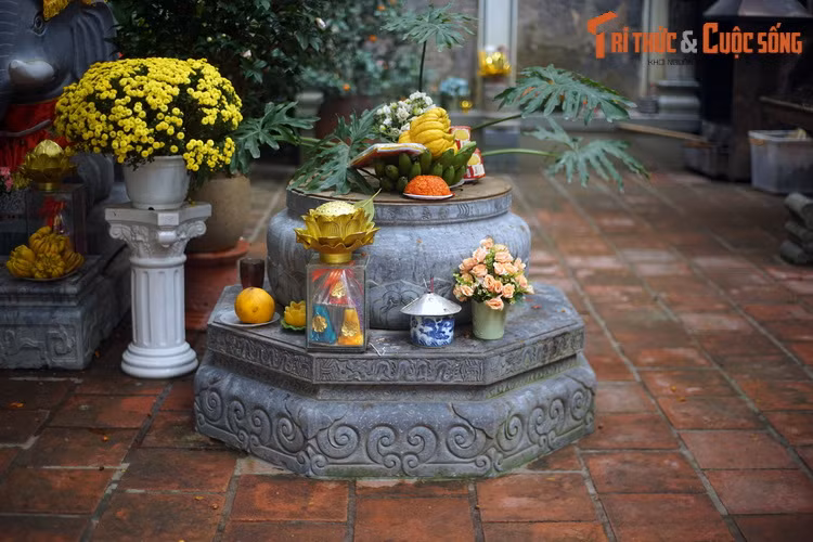 Ngoài chiếc giếng gần hậu cung, đình Đông Thành còn một giếng nước khác có tuổi đời hàng thế kỷ nằm ở sân trước. Đây là một trong những giếng cổ hiếm hoi còn được bảo tồn ở khu phố cổ Hà Nội cho đến nay.