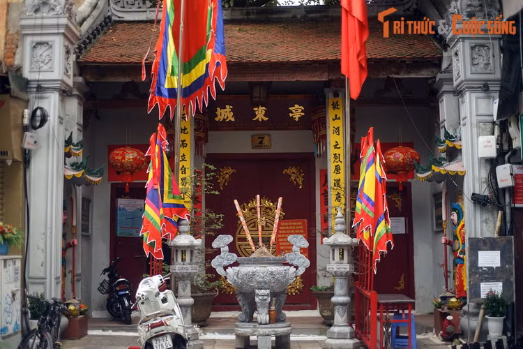 Tọa lạc tại số 7 phố Hàng Vải, đình Đông Thành, hay đình Hàng Vải, là một trong những ngôi đình cổ có không gian rộng rãi và kiến trúc đẹp nhất khu phố cổ Hà Nội.