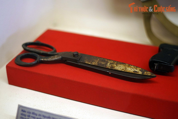 Kéo của đồng chí Nguyễn Ngọc Tùng, cơ sở Đội biệt động Z32, dùng cắt may quần áo cho các đội viên và 70 lá cờ Tổ quốc, phát cho quần chúng đón bộ đội vào thành phố Sài Gòn sáng 30/4/1975.