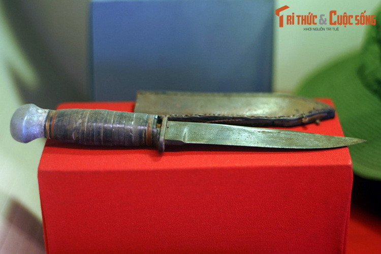 Dao găm của đồng chí Trần Đức Tỉnh, Sư đoàn 304, được dùng dể cắt dây cờ quân đội Sài Gòn, tạo điều kiện cho đồng đội treo cờ cách mạng lên Dinh Độc Lập, ngày 30/4/1975.