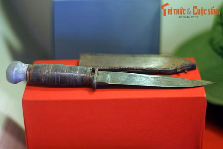 Dao găm của đồng chí Trần Đức Tỉnh, Sư đoàn 304, được dùng dể cắt dây cờ quân đội Sài Gòn, tạo điều kiện cho đồng đội treo cờ cách mạng lên Dinh Độc Lập, ngày 30/4/1975.