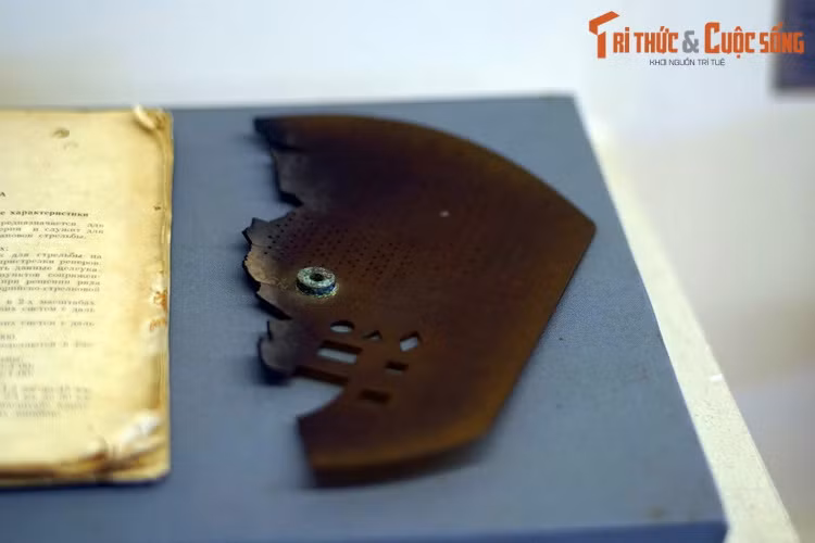 Thước pháo binh của Tiểu đoàn 3, lữ đoàn Pháo binh 164, sử dụng để xác định vị trí đặt pháo ở xã Long Tân, Nhơn Trạch, Đồng Nai, phục vụ cho việc bắn phá sân bay Tân Sơn Nhất, tối 29/4/1975.