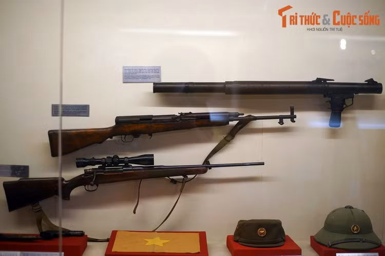 Trên: Súng B40 của chiến sĩ Nguyễn Minh Thơ, Sư đoàn Bộ binh 10, sử dụng chiến đấu ở sân bay Tân Sơn Nhất ngày 30/4/1975. Dưới: Súng bắn tỉa của đồng chí Võ Viết Thanh, Anh hùng LLVTND, Lữ đoàn 316 đặc công, thu từ phòng của tướng Nguyễn Văn Thiệu tại Dinh Độc Lập ngày 30/4/1975.