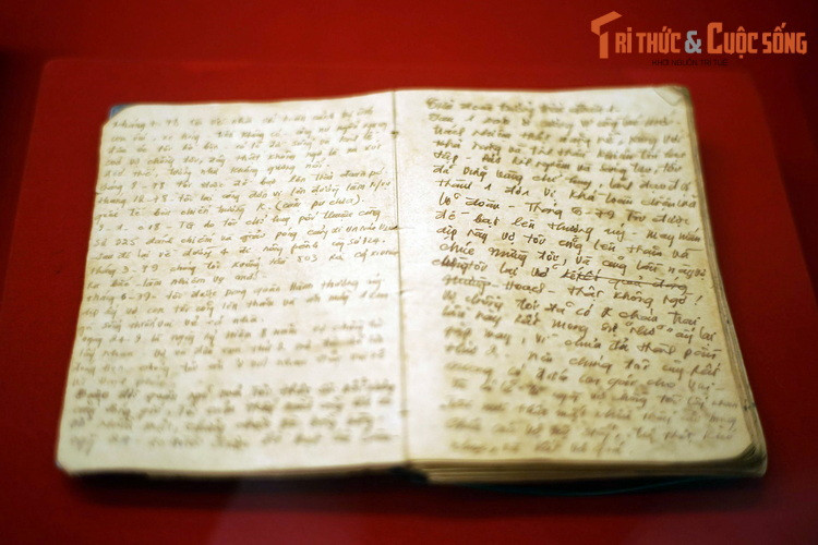 Sổ nhật ký của đồng chí Lê Văn Phượng, Đại đội phó Đại đội 4, Tiểu đoàn 1, Lữ đoàn Tăng - Thiết giáp 203, dùng ghi chép về kíp chiến đấu của xe tăng 390 ở Dinh Độc Lập.