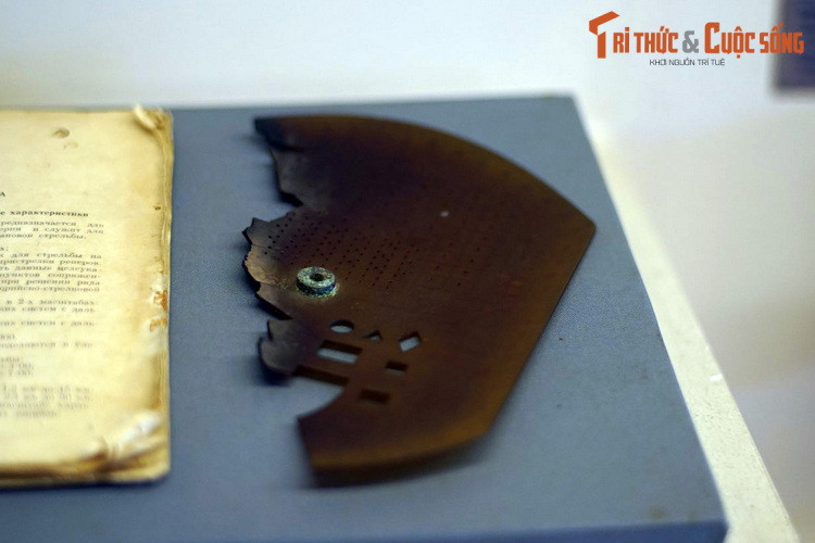 Thước pháo binh của Tiểu đoàn 3, lữ đoàn Pháo binh 164, sử dụng để xác định vị trí đặt pháo ở xã Long Tân, Nhơn Trạch, Đồng Nai, phục vụ cho việc bắn phá sân bay Tân Sơn Nhất, tối 29/4/1975.