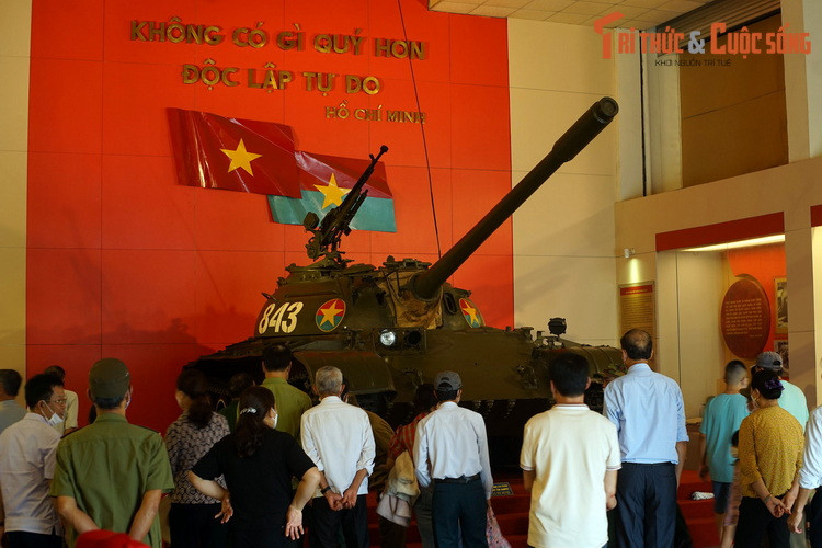 Xe tăng T-54 số hiệu 843 là một trong hai chiếc xe tăng đã đi vào lịch sử ở Sài Gòn ngày 30/4/1975. Sau khi xe húc vào cổng phụ của Dinh Độc Lập lúc 11h, Đại đội trưởng Bùi Quang Thận đã ra khỏi xe và cắm lá cờ lên nóc Dinh Độc Lập, đánh dấu thời khắc thắng lợi của cuộc giải phóng miền Nam, thống nhất đất nước. (Hiện vật trưng bày tại Bảo tàng Lịch sử Quân sự).