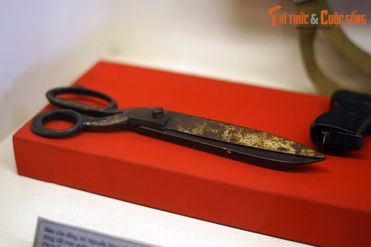 Kéo của đồng chí Nguyễn Ngọc Tùng, cơ sở Đội biệt động Z32, dùng cắt may quần áo cho các đội viên và 70 lá cờ Tổ quốc, phát cho quần chúng đón bộ đội vào thành phố Sài Gòn sáng 30/4/1975.