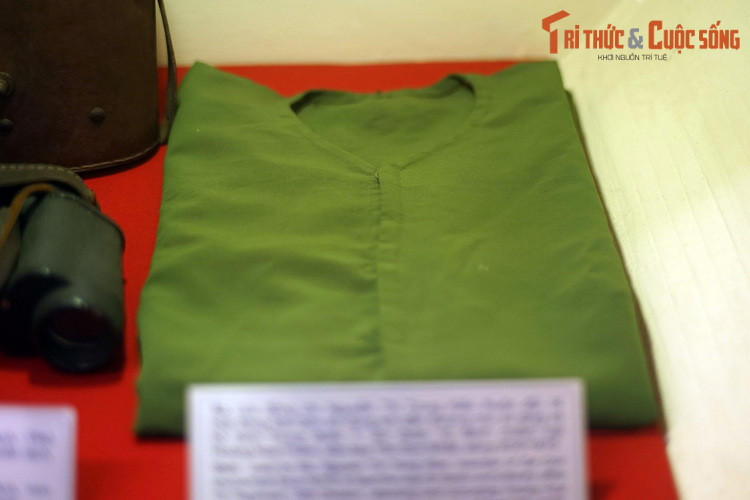 Áo của đồng chí Nguyễn Thị Trung Kiên, đội 18 Biệt động Sài Gòn, sử dụng khi dẫn đường cho xe tăng và bộ binh Trung đoàn 1, Sư đoàn 10 đánh chiếm trại Hoàng Hoa Thám, sân bay Tân Sơn Nhất, sáng 30/4/1975.